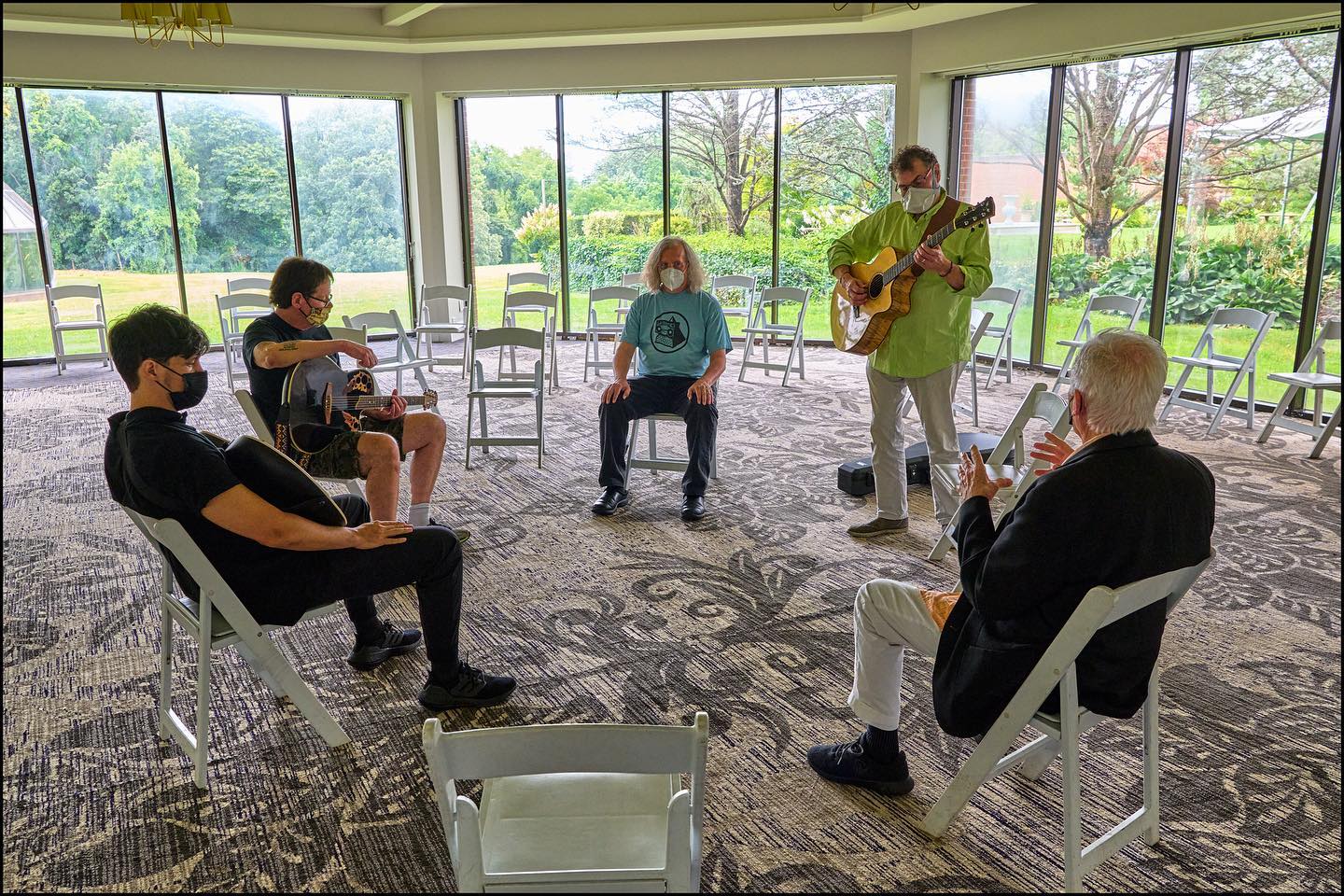 We had such a great time with the amazing @robertfrippofficial this summer at his Introduction to the Guitar Circle! An announcement for his next event might be coming sooner than you think, so make sure to sign up for our mailing list to be the first to know! Link is in our bio 
📸: John Barclay-Morton
